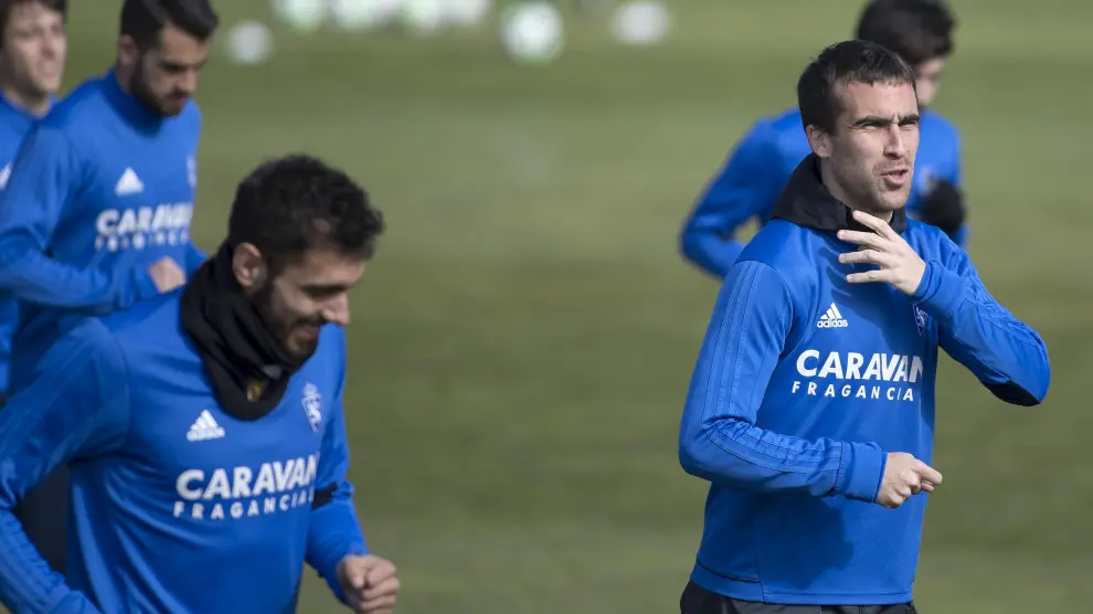 El goleador Borja Iglesias sonríe en el entrenamiento de ayer en la Ciudad Deportiva.
