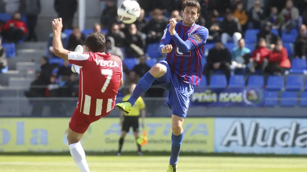 Borja Bastón pugna con Verza en el Huesca-Almería de la temporada 2012/2013, que se saldó con 1-2 para los andaluces.