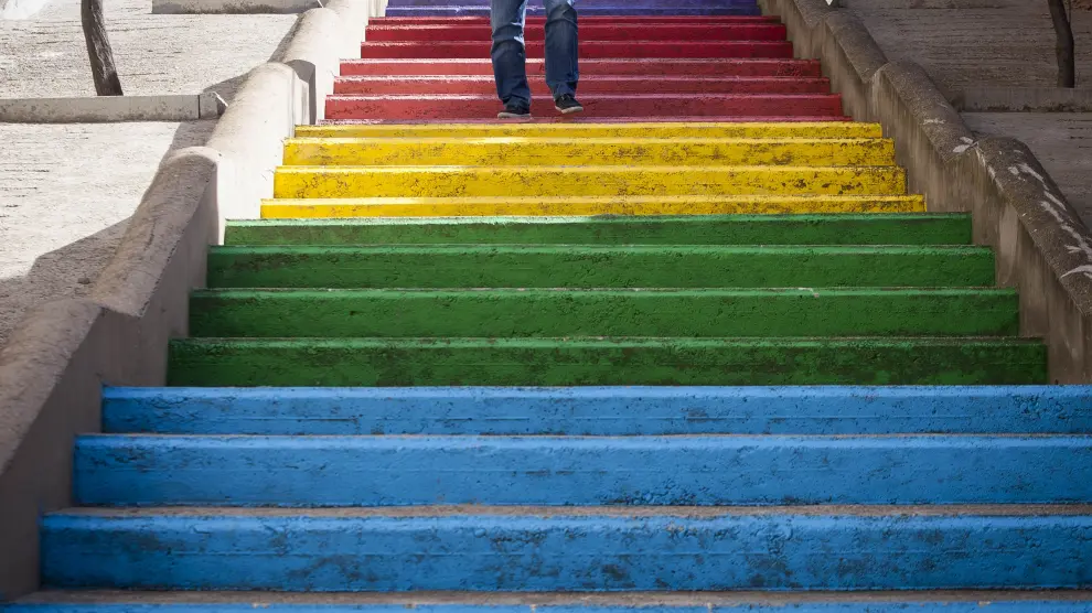 Escalera multicolor en el centro de Escatrón.