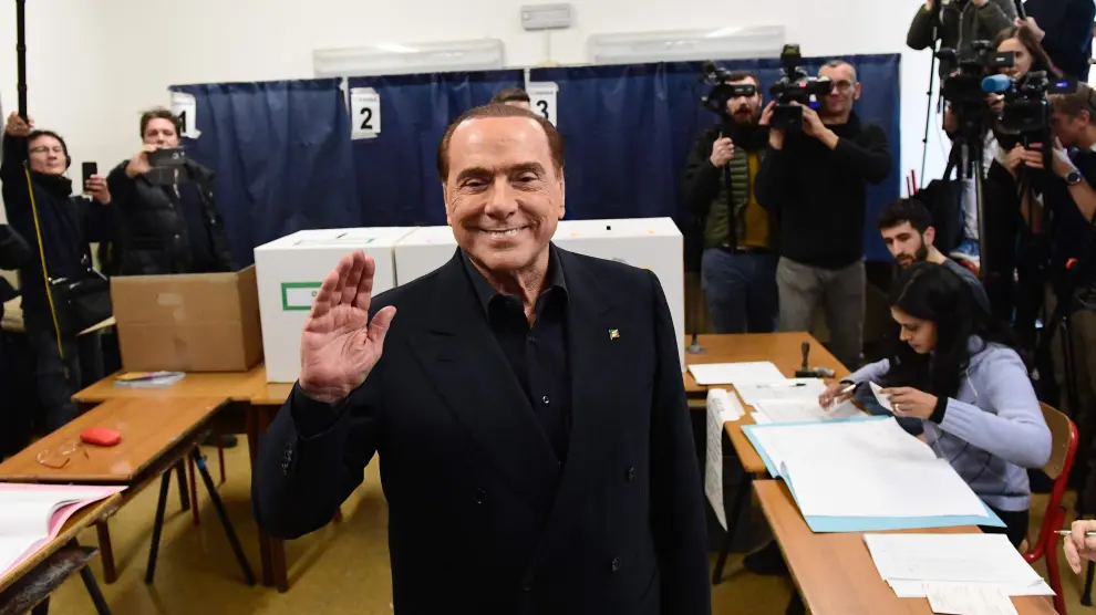 Una activista en toples interrumpe a Berlusconi
