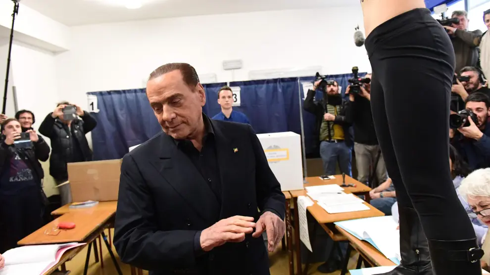 Una activista en toples interrumpe a Berlusconi mientras vota en Milán