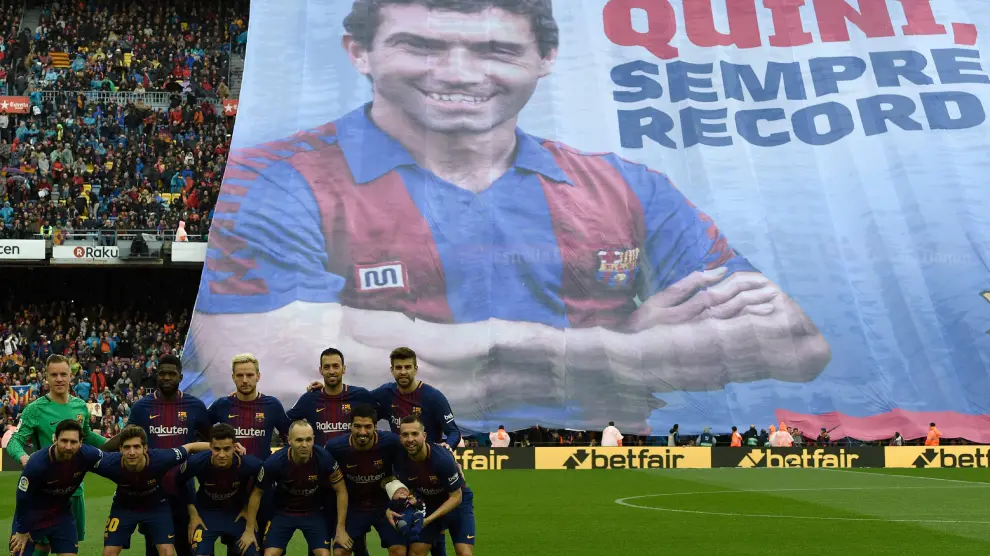 Los jugadores del Barça recuerdan con una gran pancarta al futbolista Enrique Castro 'Quini'.