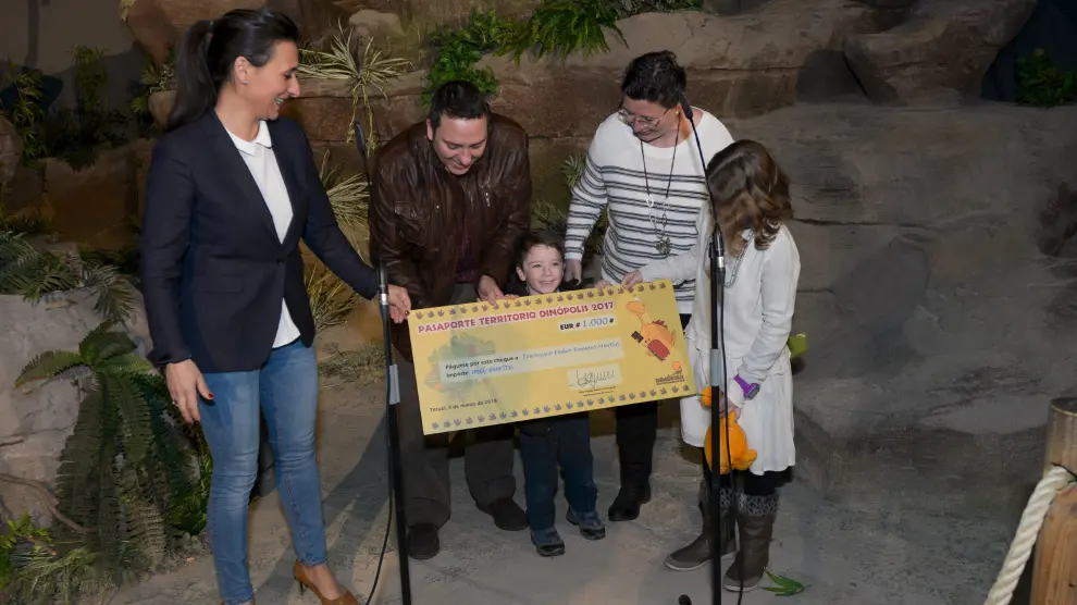 Higinia Navarro, a la izquierda, junto a la familia ganadora del cheque.