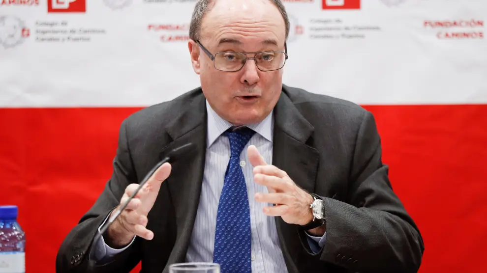 El gobernador del Banco de España, Luis María Linde, este lunes en el Colegio de Ingenieros de Caminos.