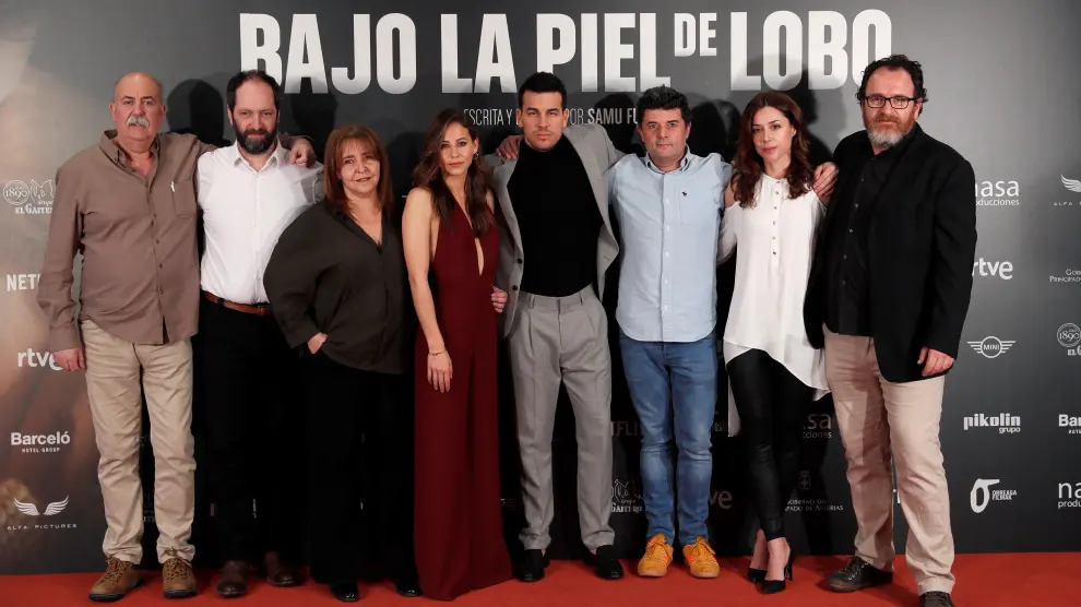 El director Samu Fuentes y los actores Josean Bengoetxea, Irene Escolar, Mario Casas y Ruth Díaz en la presentación de 'Bajo la piel del lobo'