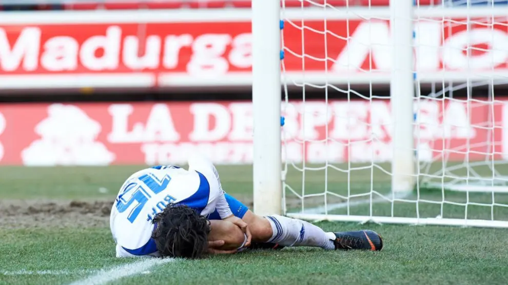 Oliver Buff, doliéndose en el césped de Los Pajaritos, en la última acción del primer tiempo del partido Numancia-Real Zaragoza del pasado sábado, cuando cayó lesionado.