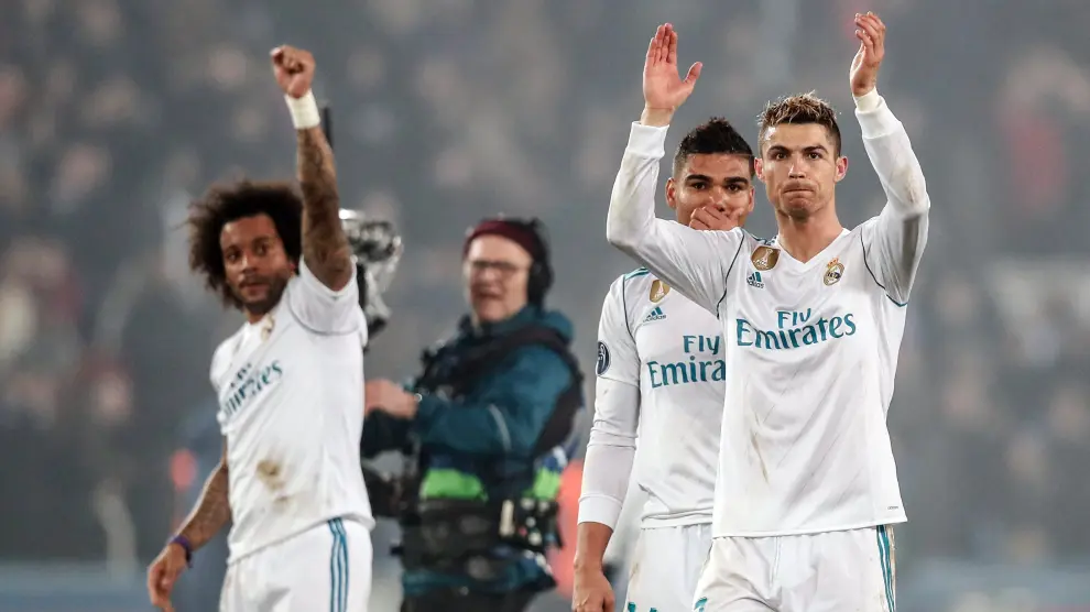 Los jugadores del Real Madrid celebran el pase a cuartos de la Champions