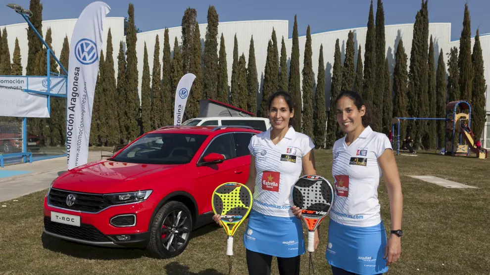 Las gemelas Mapi y MajoSánchez Alayeto, números uno mundiales de pádel, junto al Volkswagen T-Roc.