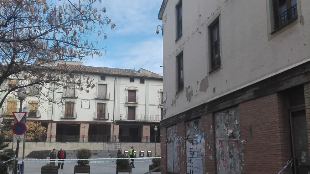 Edificio ubicado en la plaza de España que ha sufrido desprendimientos.