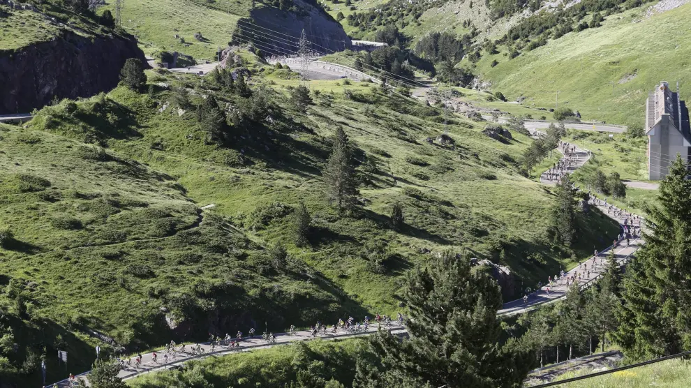 Carretera sinuosa de acceso al Somport por Candanchú durante la pasada carrera ciclista Quebrantahuesos.