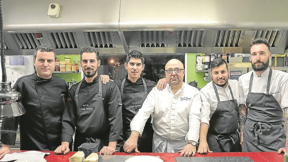 Los cocineros Jorge García, Luis y Javier Carcas, Darío Bueno, Ramcés González y Víctor Laorden.