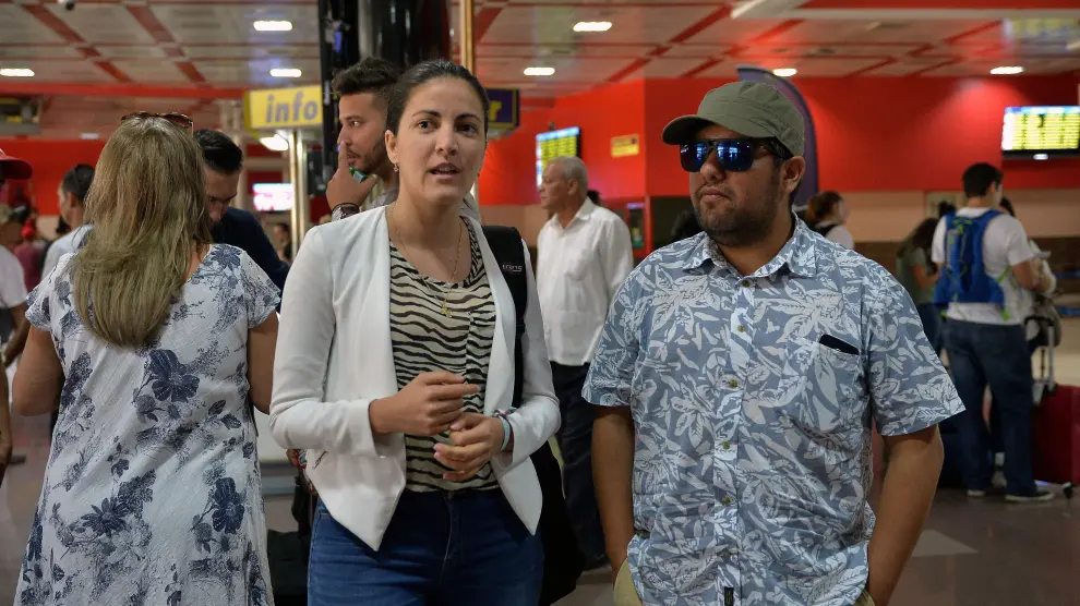 Rosa María Payá esperando la llegada de los dos exmandatarios en el aeropuerto en el que fueron retenidos.