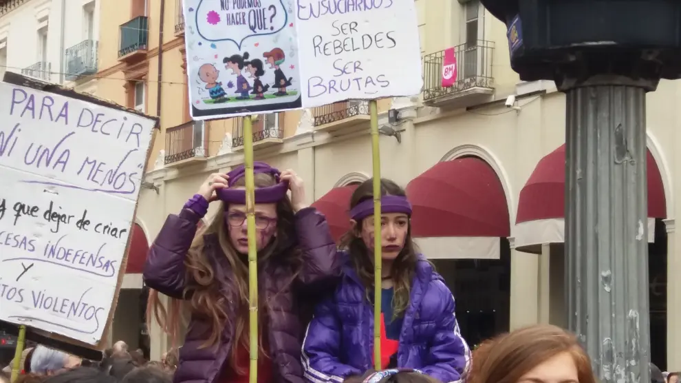 Cientos de personas han participado en la mañana de este jueves en la cadena humana organizada en Huesca por el Movimiento 8M desde el edificio de Correos, en el Coso Alto, hasta la plaza de Navarra. Mujeres de todas las edades han acudido a la convocatoria, en la que destacaban los estudiantes. El color morado ha dominado todo el recorrido, así como las pancartas y los carteles con lemas alusivos a la huelga feminista. En uno de los balcones del Casino se ha colocado el símbolo del 8M y la protesta ha llegado incluso al interior del edficio, con la colocación de un delantal a la escultura de Manuel Camo, impulsor de este espacio. La actividad ha empezado temprano, con un bicipiquete que ha recorrido el centro de la ciudad desde las 8.00, con dos paradas, e la Asociaicón de Veicnos del barrio de María Auxiliadora y en el Centro Cívico Santiago Escartín. En este lugar se ha celebrado una concentración antes de partir hacia la cadena humana. En diversos centros de trabajo como la Diputación Provincial y la Cámara de Comercio se han realizado concentraciones de apoyo. También ha tenido lugar una concentración en Barbastro. Unas 500 mujeres y algunos hombres han participado este mediodía en la marcha que ha partido desde la plaza del Mercado hasta la plaza de la Constitución frente el Ayuntamiento. Desde por la mañana, varias mesas informativas, instaladas por el recientemente creado Colectivo Feminista de Barbastro, daban a conocer los motivos de la huelga feminista a los vecinos. Entre ellos muchas alumnas de los dos institutos de Secundaria, donde más se ha notado la incidencia de este parón con alrededor de un 10% de profesoras que no han acudido a trabajar. Aproximadamente la mitad del alumnado no ha acudido a clases. En la zona sanitaria de Barbastro las profesionales que han secundado la huelga general han rondado el 10% aproximadamente. Estos porcentajes han aumentado en ámbitos como la administración en el paro de dos horas convocado por los sindicatos UGT y CC.OO. Los actos en Barbastro continuarán por la tarde con varios actos lúdicos y reivindicativos en la plaza del Mercado para después dirigirse al Ayuntamiento donde se leerá un manifiesto. En Monzón, los actos conmemorativos del Día de la Mujer se han solapado con los de la huelga feminista. Así por la mañana a las 10.00 el alcalde Álvaro Burrell participaba en el tradicional reparto de rosas en las residencias de la ciudad. Dos horas después tenía lugar la concentración en la plaza Mayor, con mucha presencia de mujeres así como de los portavoces de los grupos PSOE, Cambiar y PAR. Por la tarde, se espera una concentración masiva en la plaza Mayor a las 19.00.Por su parte, el colectivo feminista de Monzón ha trasladado sus mesas informativas al mercado ambulante que se celebra cada 8 de mes en Monzón.   En Altorricón, las concejalías de Servicios Sociales, Participación Ciudadana y Cultura y Educación del Ayuntamiento de Altorricón han convocado este mediodía  una concentración de 15 minutos en favor de la Igualdad de Mujeres y Hombres en la plaza España que ha durado unos quince minutos y a la que han asistido miembros de la corporación municipal y vecinos de la población,