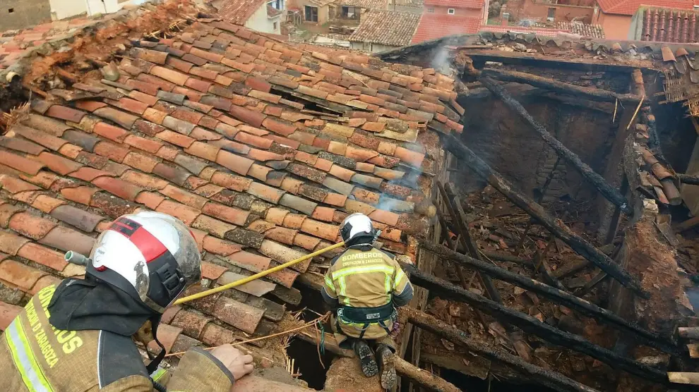Un incendio destruye parte de un caserón en Ibdes.