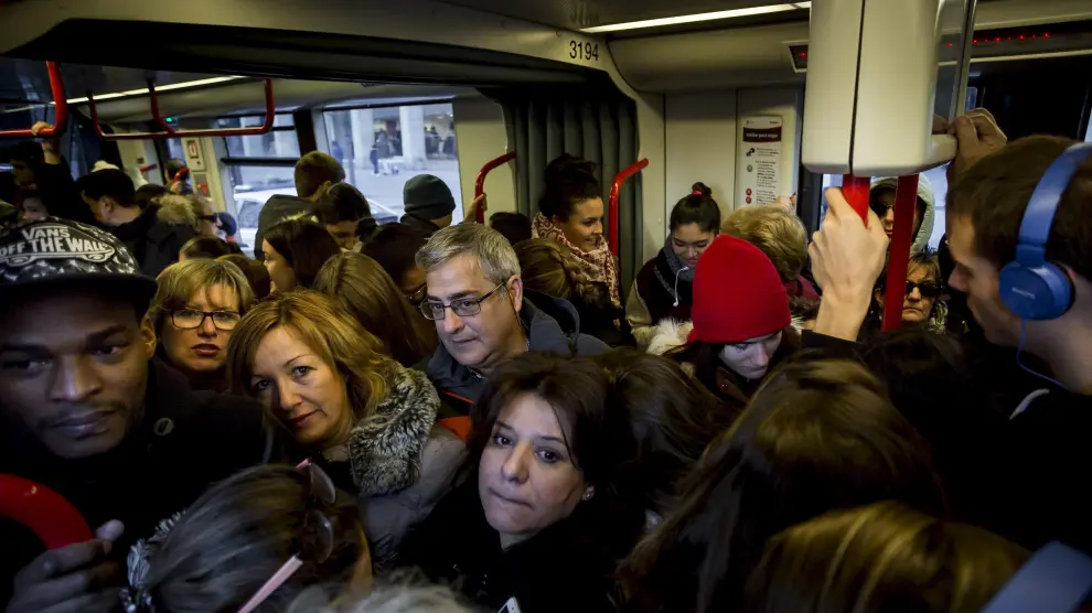 Varios usuarios, en el tranvía de Zaragoza.