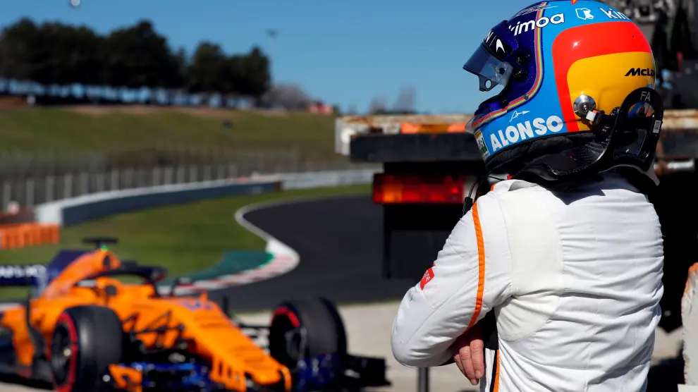 Alonso frente a su monoplaza después de haberse salido en la segunda jornada de la segunda tanda de entrenamientos en el circuito Barceloa-Catalunya