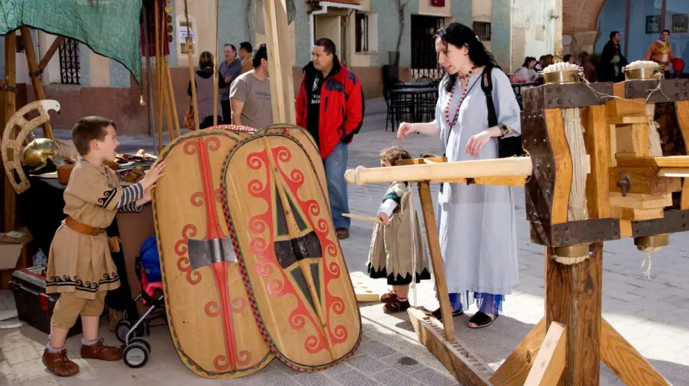 En el mercado artesanal de Mara celebrado durante los 'Idus de Marzo' se ofrecen exhibiciones de trabajos artesanos.