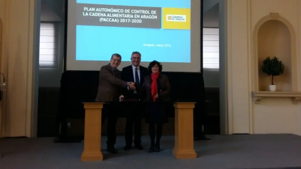 Los consejeros Celaya, Olona y Broto durante la firma del nuevo Plan de Control de la Cadena Alimentaria de Aragón.
