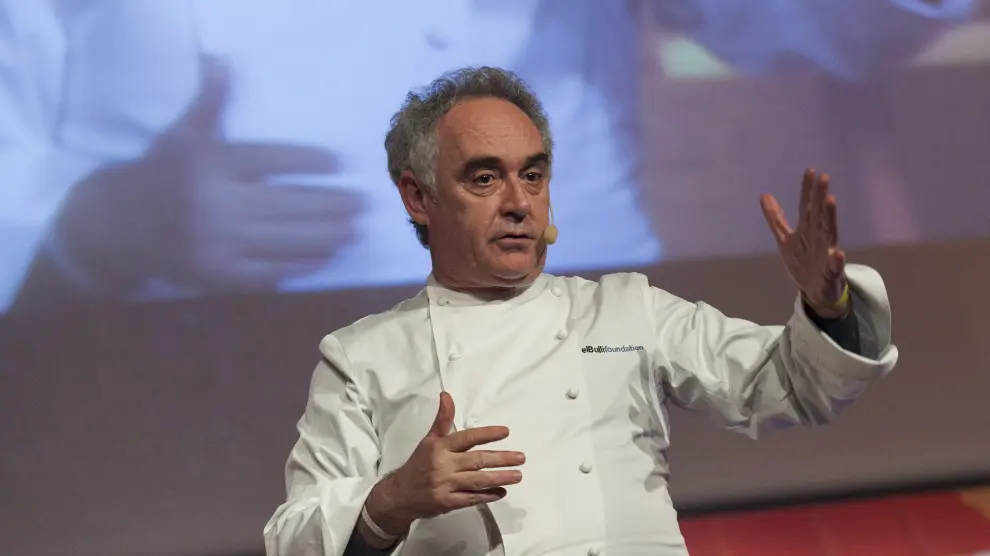 Ferran Adrià en acción. Explica con entusiasmo y con sentido pedagógico.
