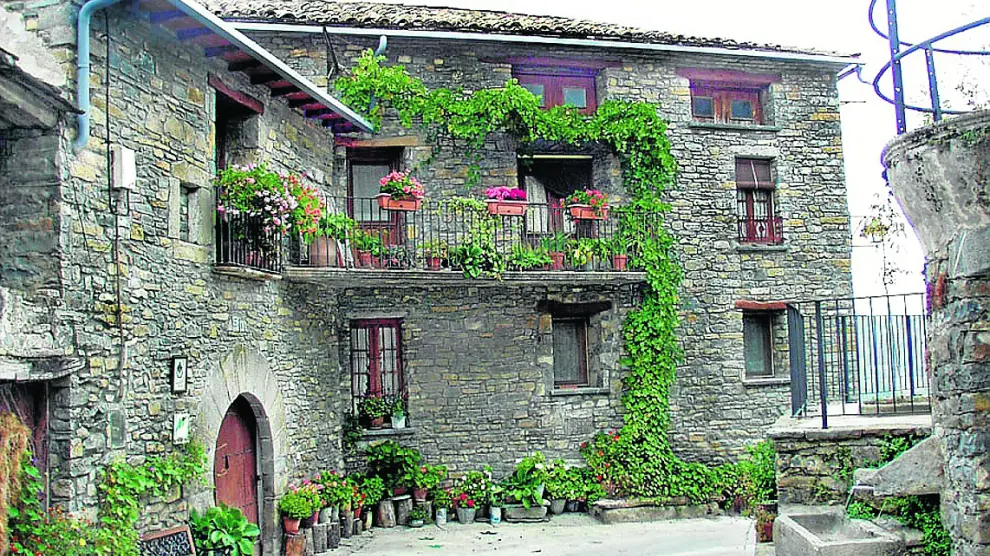 Casa Lanau, caserón tradicional de piedra y madera en la Latorrecilla, en el Sobrarbe.