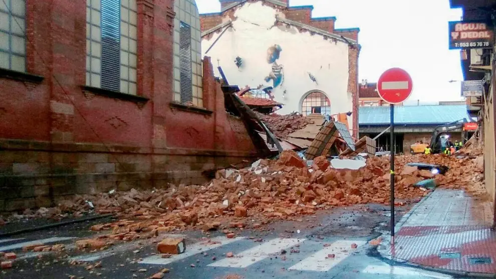 Estado en el que ha quedado el mercado de abastos de Linares tras derrumbarse durante una tormenta.