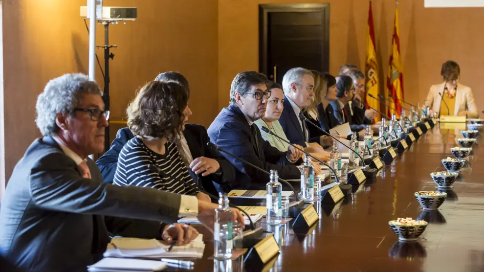 Los representantes de los partidos políticos de Aragón durante la comisión del pacto del agua