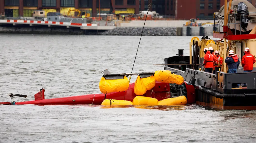 Cinco fallecidos al estrellarse un helicóptero en el East River de Nueva York