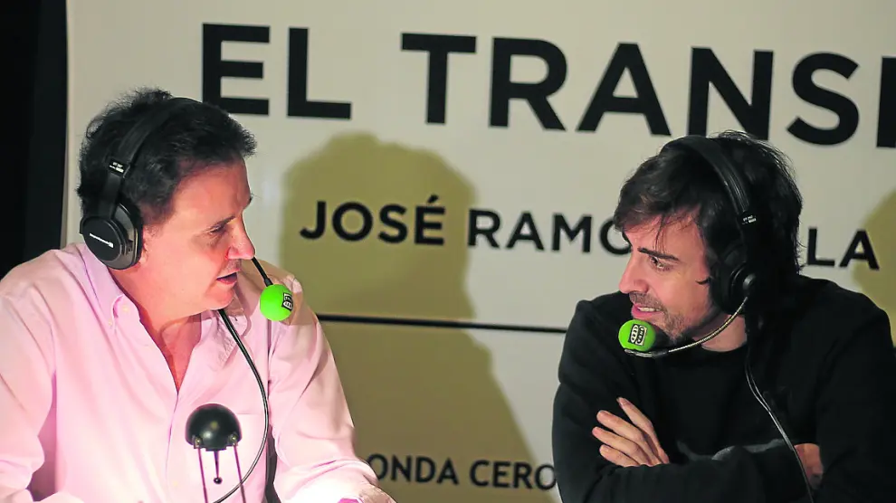 De la Morena entrevista a Alonso, ayer en Alcañiz, para' El Transistor' de Onda Cero.