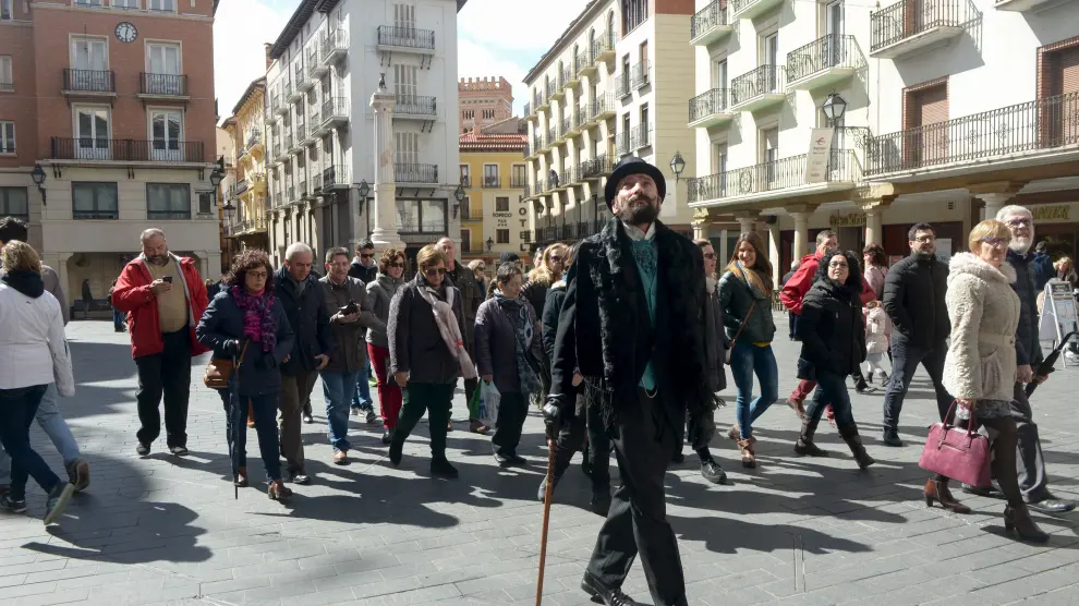 El personaje de Pablo Monguió en primer término guió a los turistas por la ciudad.