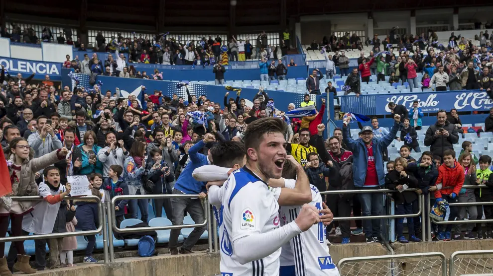 Raúl Guti, en primer plano, celebra el primer gol del Real Zaragoza frente al Lorca en el córner de La Romareda.