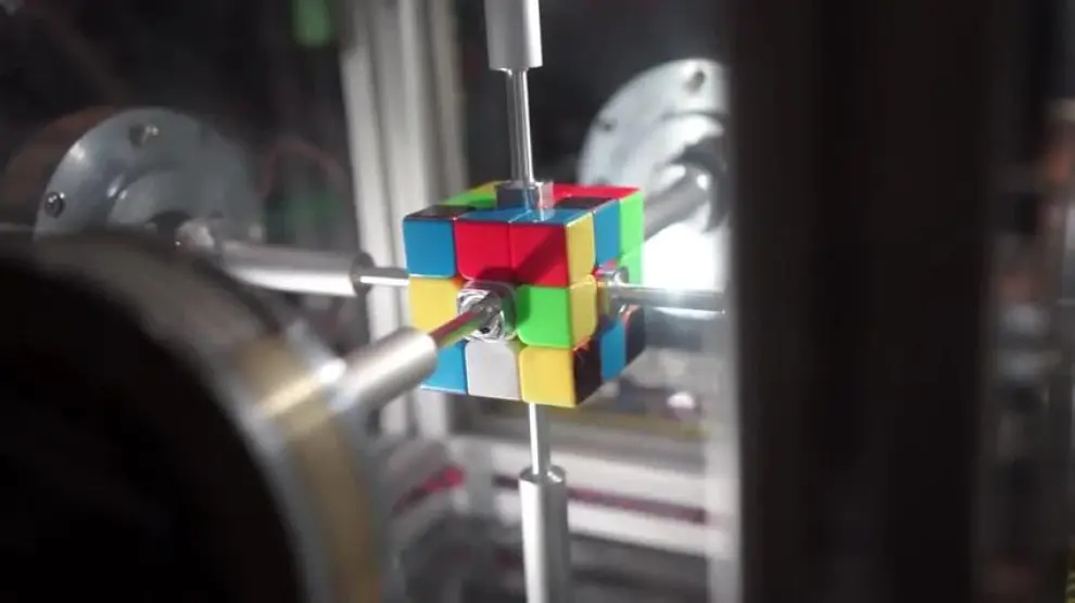 Un robot resuelve un  cubo Rubik en menos de medio segundo