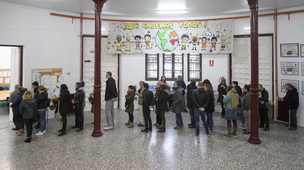Fila de padres para votar, este martes, a primera hora de la mañana en el colegio Gascón y Marín de Zaragoza, donde no se  aprobó la jornada continua