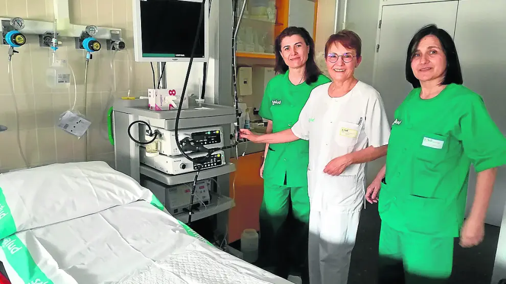 La doctora Thomson, acompañada de dos enfermeras, en la sala de endoscopias del Obispo Polanco.