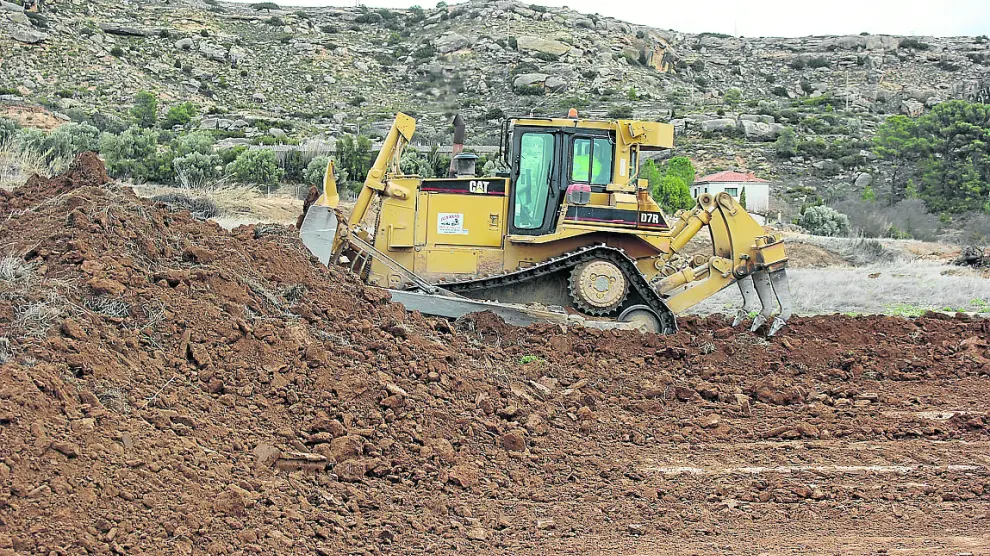 Una máquina excavadora, trabajando en los terrenos donde se ubicará el hospital