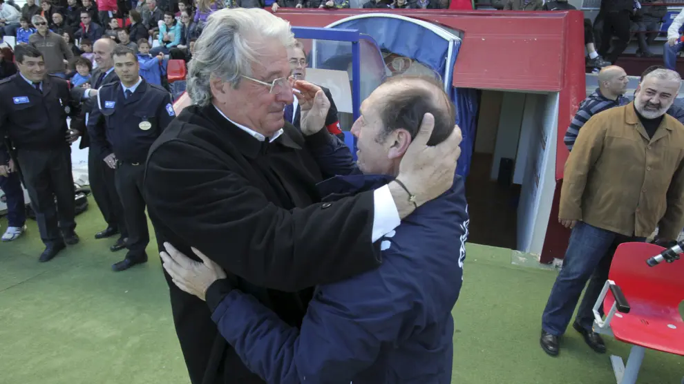 Jorge D'Alessandro, entonces técnico del Huesca, saluda al recientemente fallecido Quini en el partido disputado el 25 de mayo del 2013.