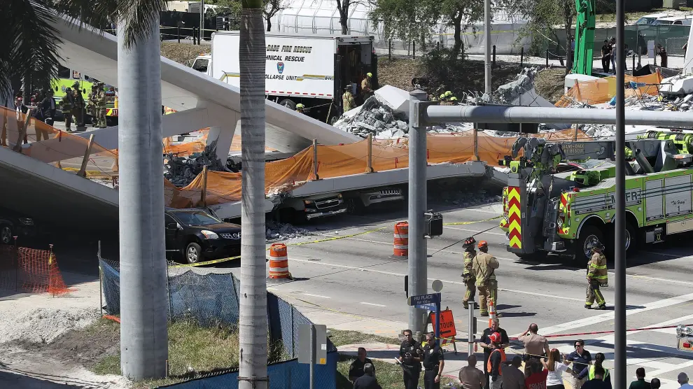 Puente peatonal derrumbado en Miami