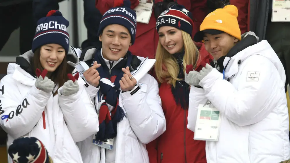 Choi Jae-woo con Ivanka Trump y otros compañeros