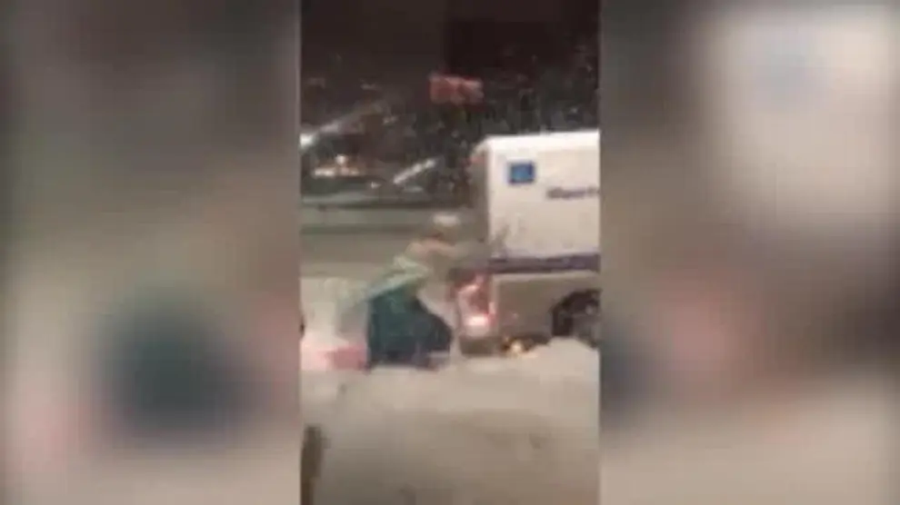 Elsa, de 'Frozen', rescata rescata un vehículo policial de la nieve