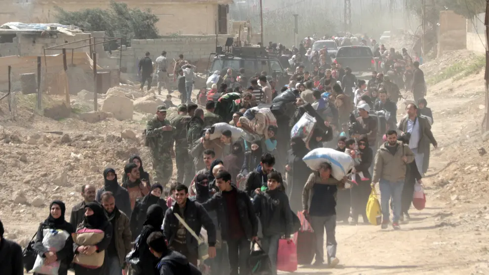 Cientos de civiles abandonan Guta Oriental para huir de la guerra que se vive en esta zona de Siria