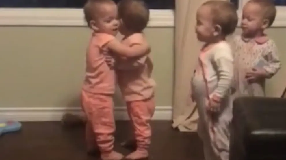 Los bebés son capaces de razonar mucho antes de empezar a hablar. En la imagen, unas bebés se abrazan.