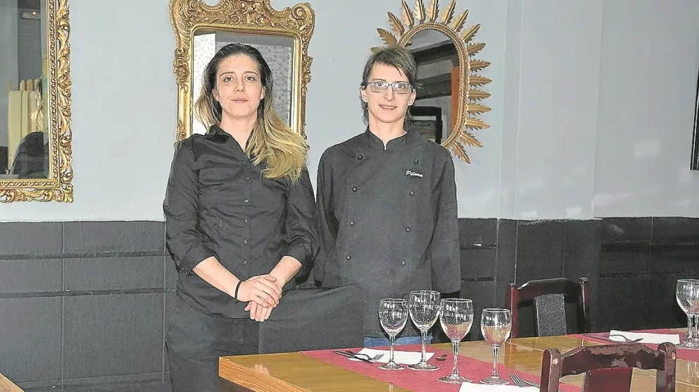 Patricia Bermejo y Pilar Ballarín, en el restaurante Son de Luz.