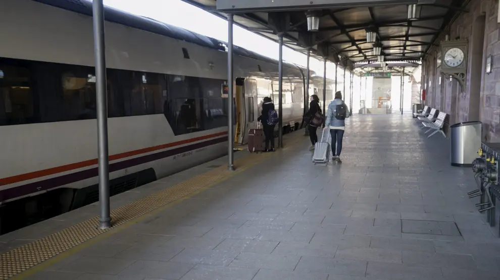 Llegada de un tren a la estación de Teruel.