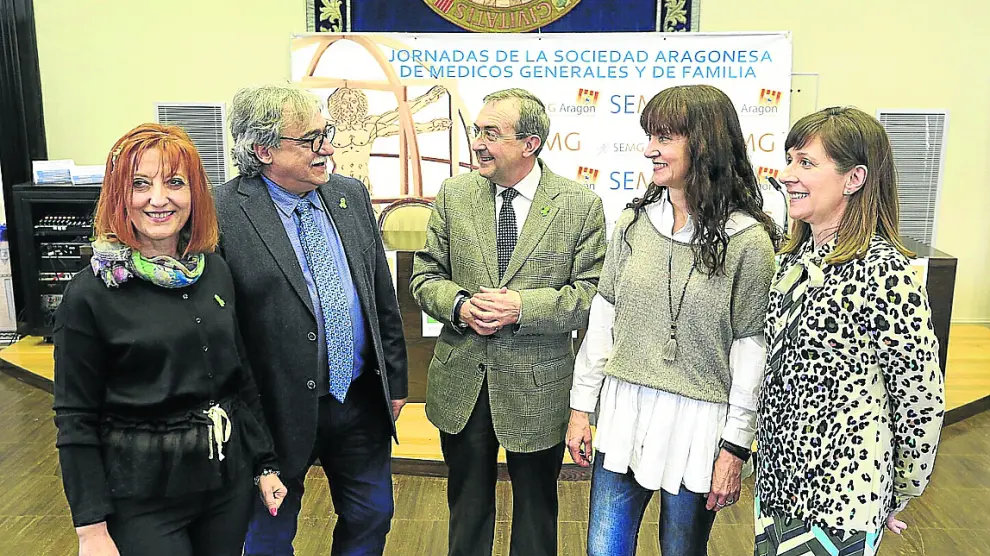 Los médicos Celia Buisac, Jesús Zumeta, Leandro Catalán, Pilar Aznar y Gema Garisa.