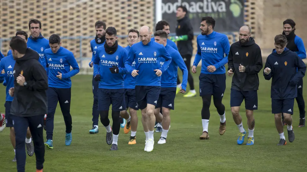 La plantilla del Real Zaragoza, durante la sesión de entrenamiento de ayer en la Ciudad Deportiva.