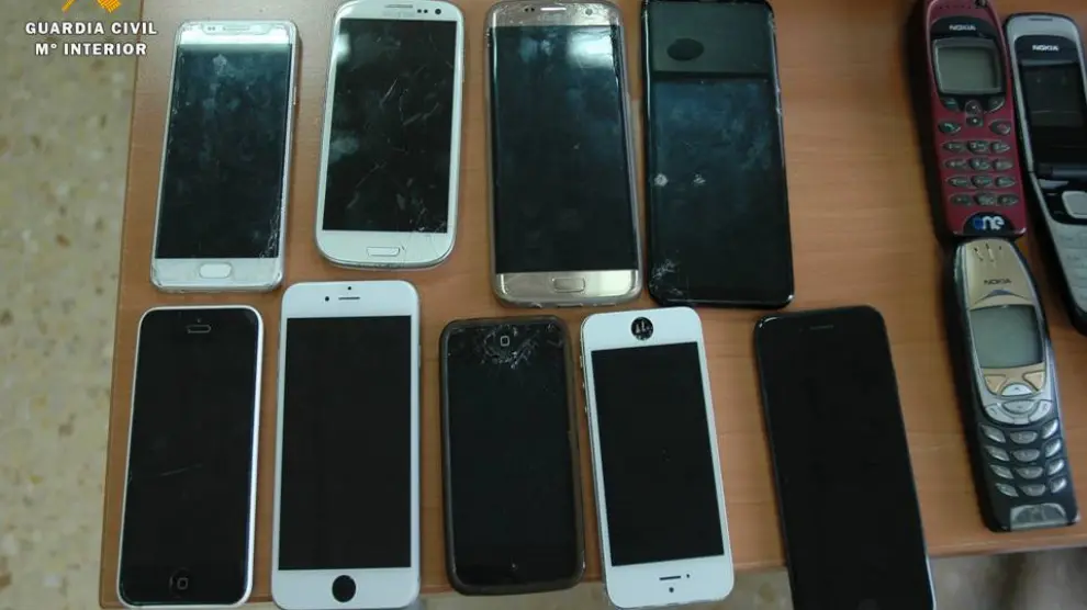 Parte de los móviles intervenidos a la organización criminal desarticulada en La Almunia de Doña Godina.
