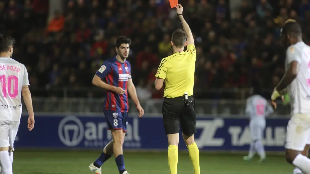 Momento del Huesca-Almería en el que el árbitro vasco Aitor Gorostegi expulsó con roja directa a Gonzalo Melero.