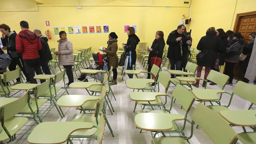 Votación por la jornada continua en el colegio Juan XXIII de Huesca el pasado martes
