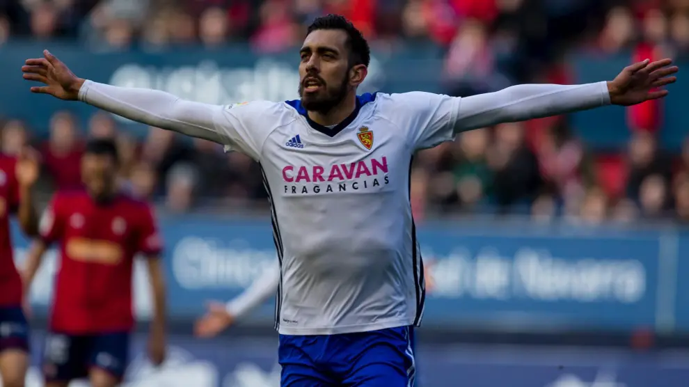 Borja celebra uno de sus goles en Pamplona a Osasuna