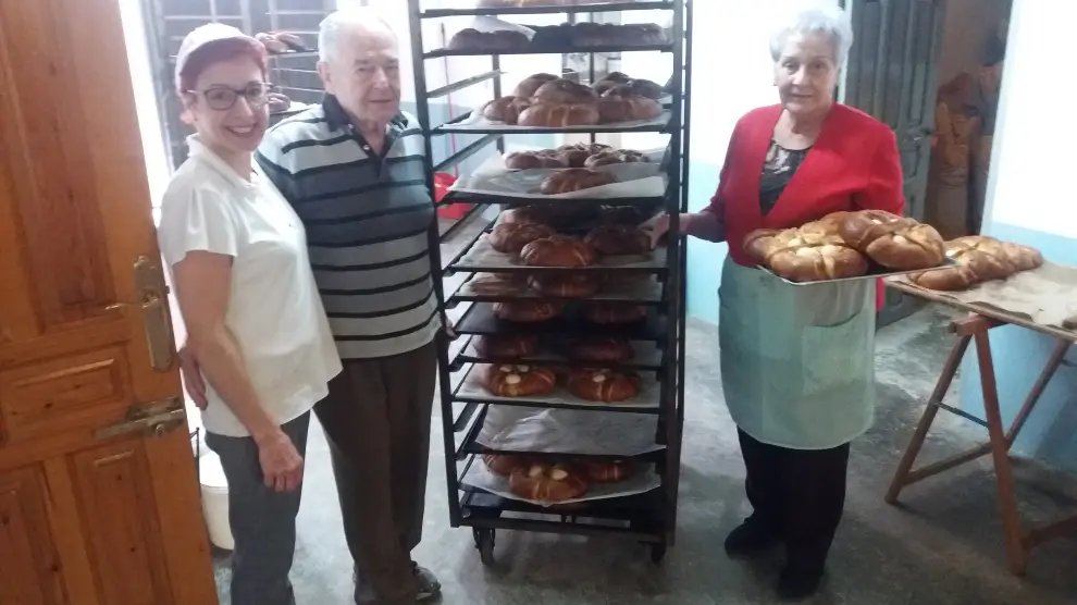 Dos generaciones de panaderos de la panadería Artajona de Fuentes de Ebro