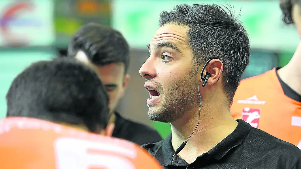 El entrenador del CV Teruel, Miguel Rivera, imparte instrucciones a sus jugadores en un partido.